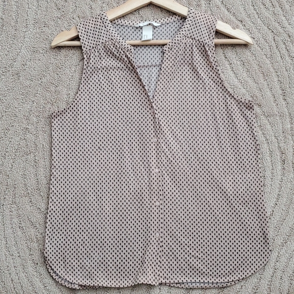 Sleeveless V-Neck Button Down Blouse - Picture 2 of 3